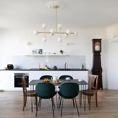 All Renovated, Long Balcony, A/c, Lift, Sunny, 6 Guest