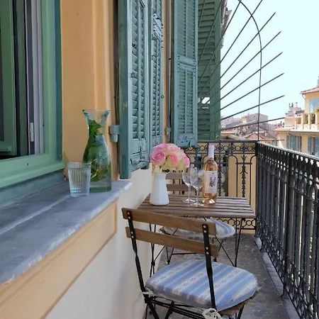All Renovated, Long Balcony, A/c, Lift, Sunny, 6 Guest 公寓