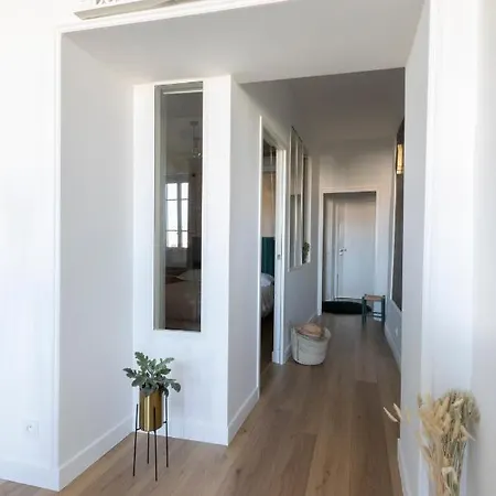 All Renovated, Long Balcony, A/c, Lift, Sunny, 6 Guest