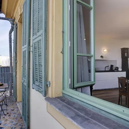 All Renovated, Long Balcony, A/c, Lift, Sunny, 6 Guest *