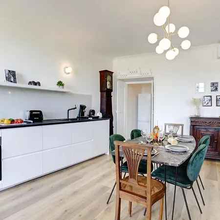 All Renovated, Long Balcony, A/c, Lift, Sunny, 6 Guest