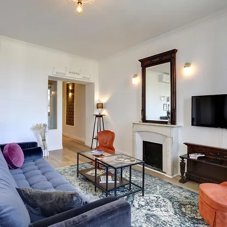 All Renovated, Long Balcony, A/c, Lift, Sunny, 6 Guest