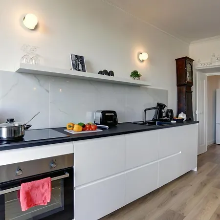 All Renovated, Long Balcony, A/c, Lift, Sunny, 6 Guest *