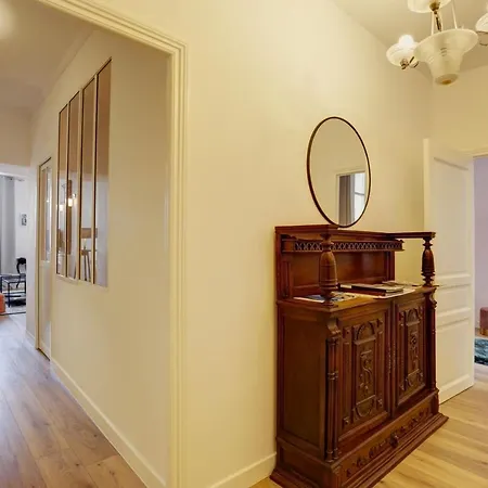 All Renovated, Long Balcony, A/c, Lift, Sunny, 6 Guest