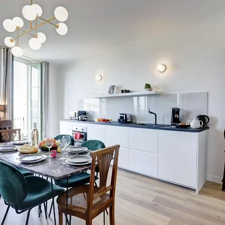 All Renovated, Long Balcony, A/c, Lift, Sunny, 6 Guest