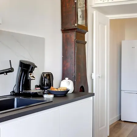 All Renovated, Long Balcony, A/c, Lift, Sunny, 6 Guest *