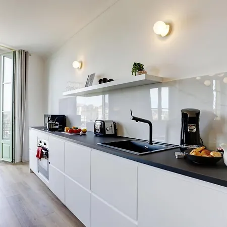 All Renovated, Long Balcony, A/c, Lift, Sunny, 6 Guest 公寓 *